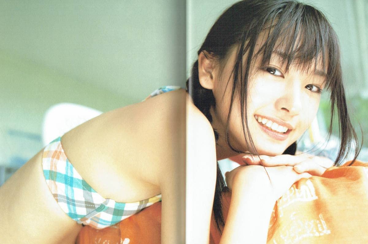 Amazon.co.jp: 新垣結衣写真集 『ちゅらちゅら』 撮影渡辺達生